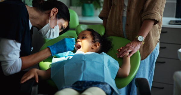 Niño en una cita con el dentista para que le examinen.