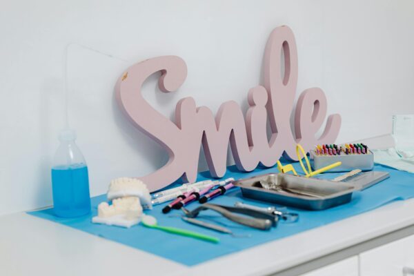Una escena feliz en una consulta dental.