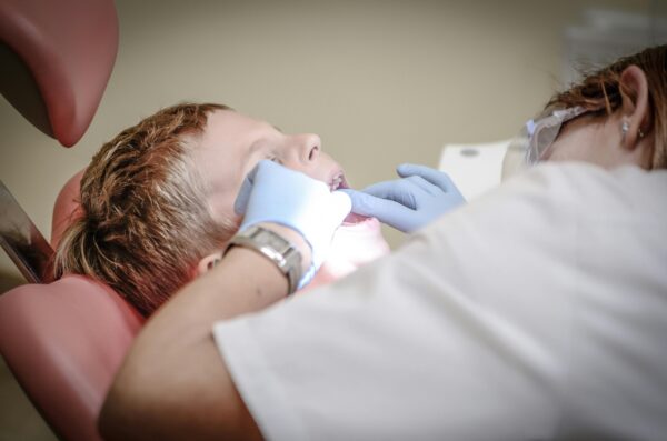 Niño en una cita con el dentista.